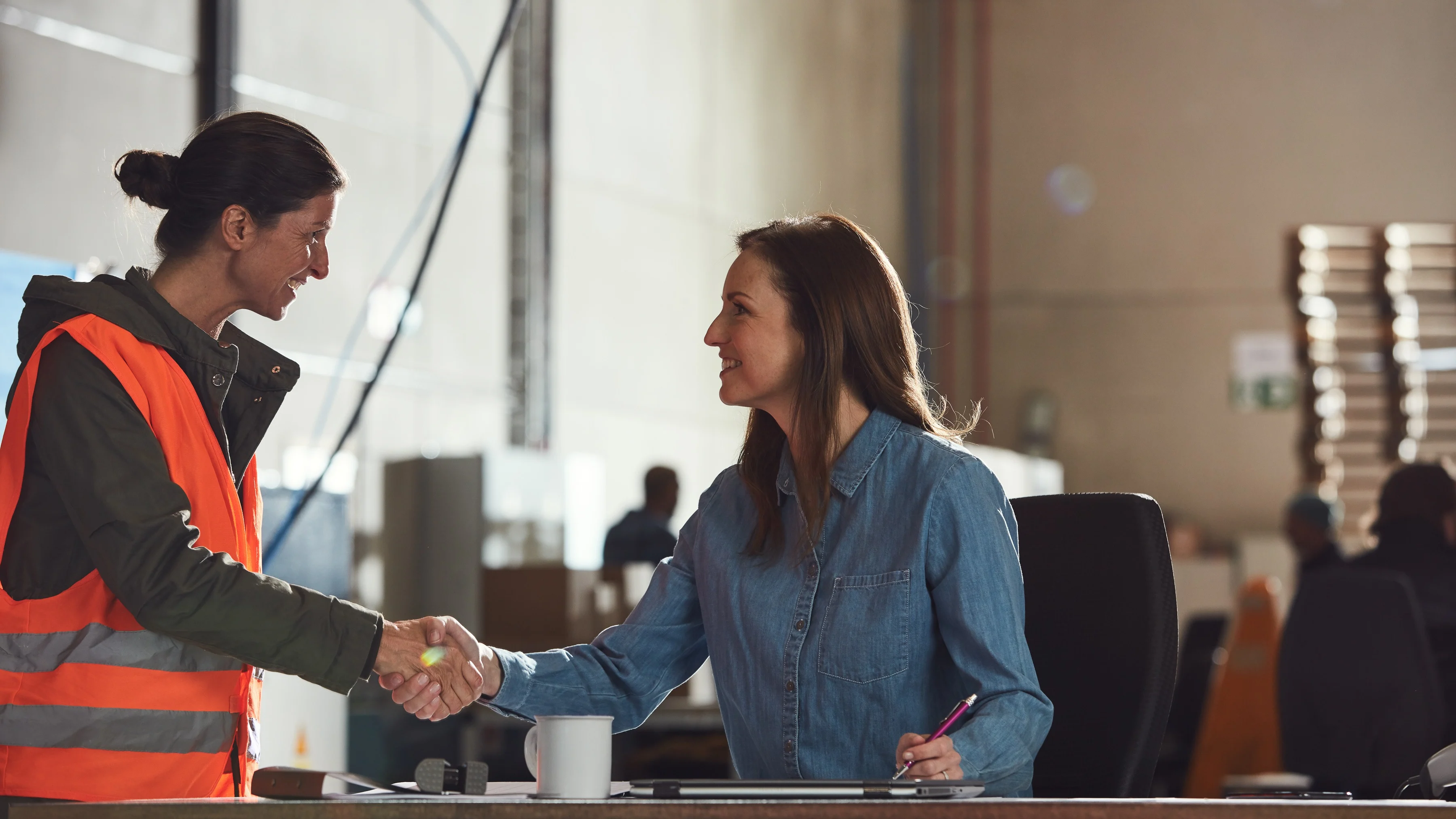 Poignée de main dans un entrepôt