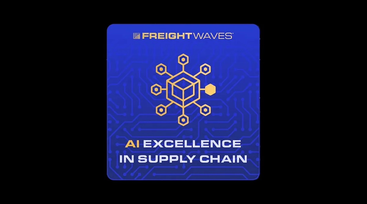 Une carte graphique bleue sur fond de circuit sombre, avec le logo FreightWaves, une icône de cube doré interconnecté et le texte AI EXCELLENCE IN SUPPLY CHAIN.