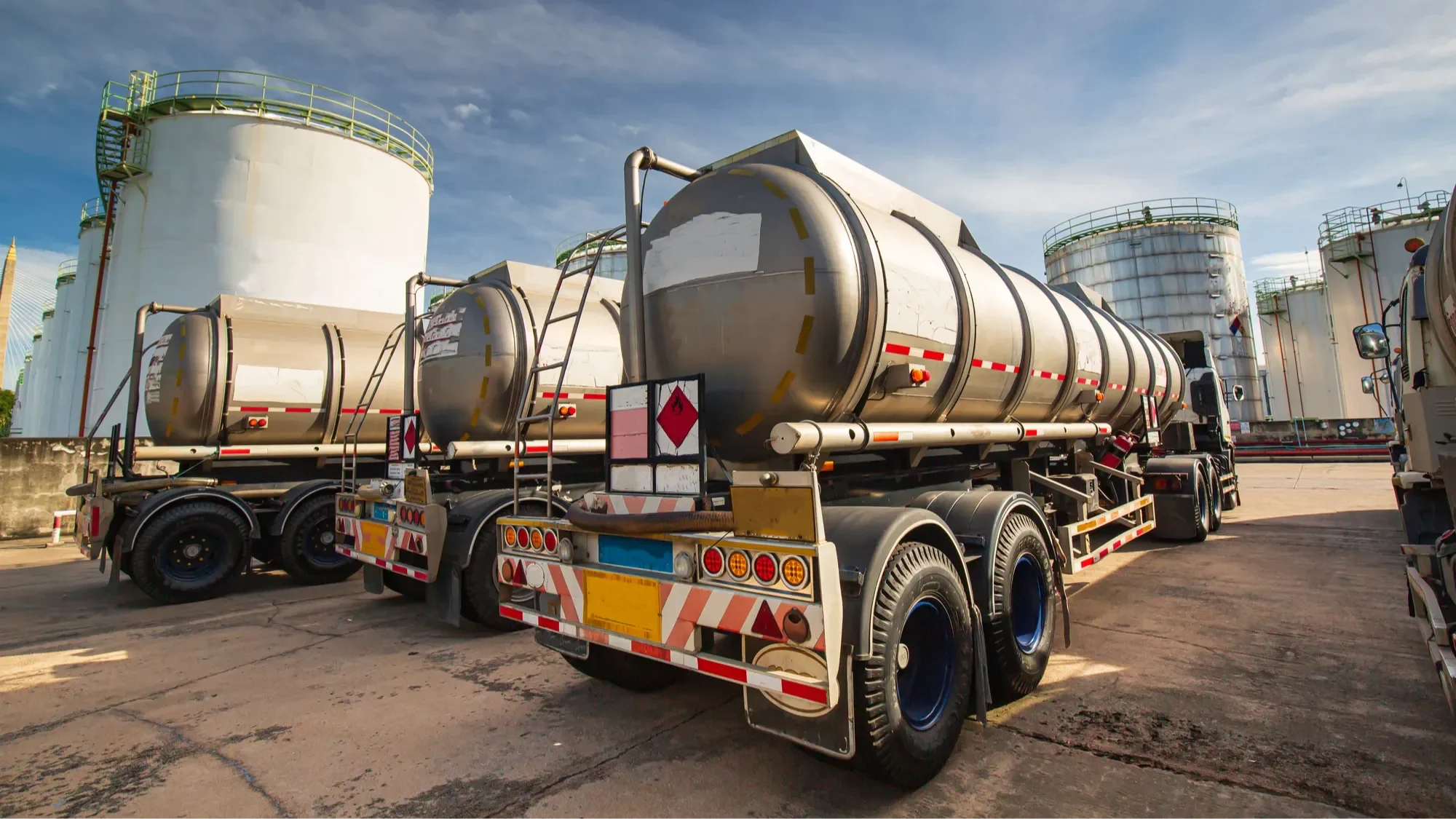Camion de produits chimiques sur le chantier