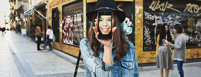 Chica con móvil en la mano presumiendo de las tarifas móvil Euskaltel