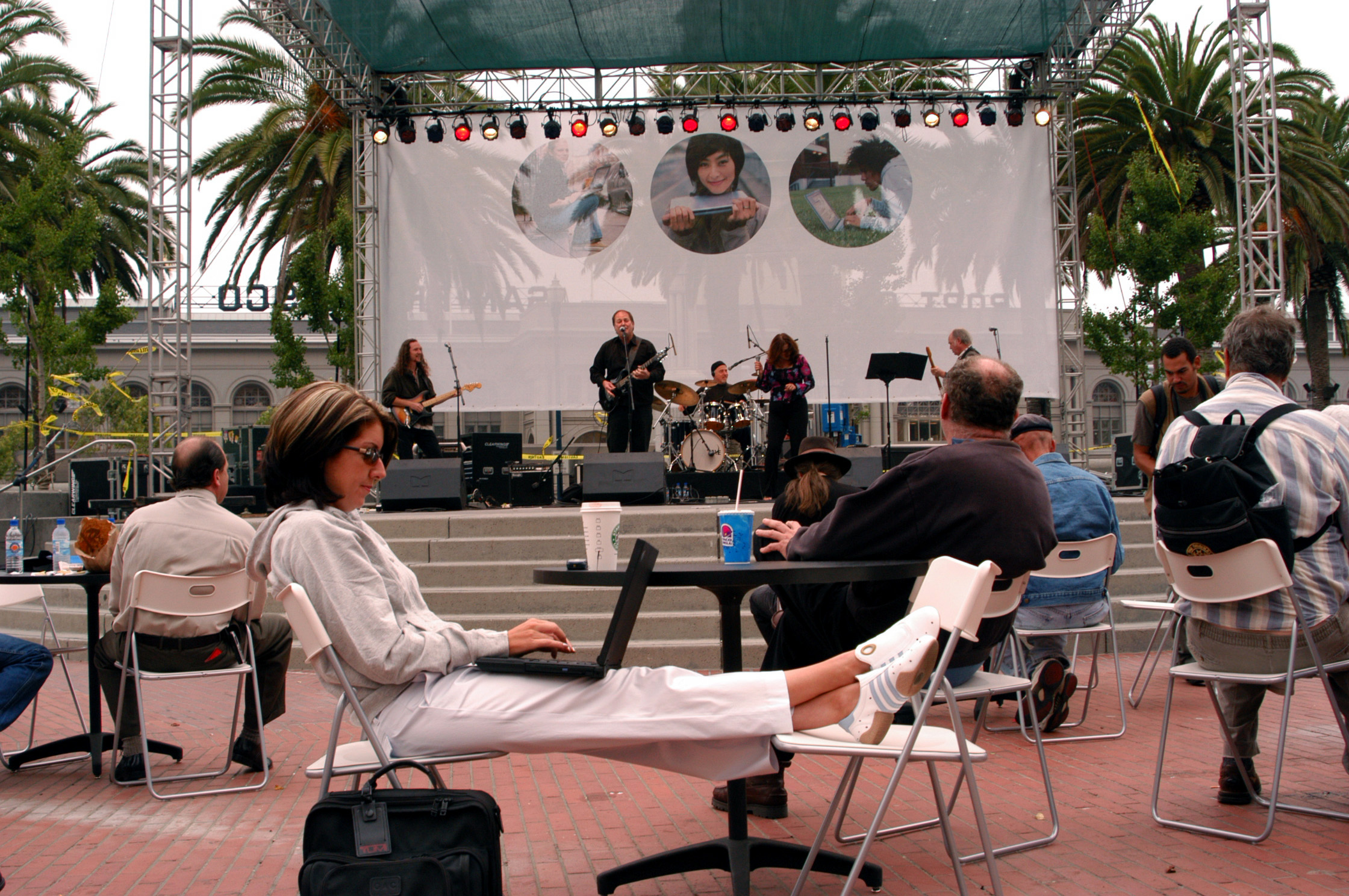 One Unwired Day in New York, Chicago, San Francisco and Seattle featured live concerts, product demonstrations and prizes. 