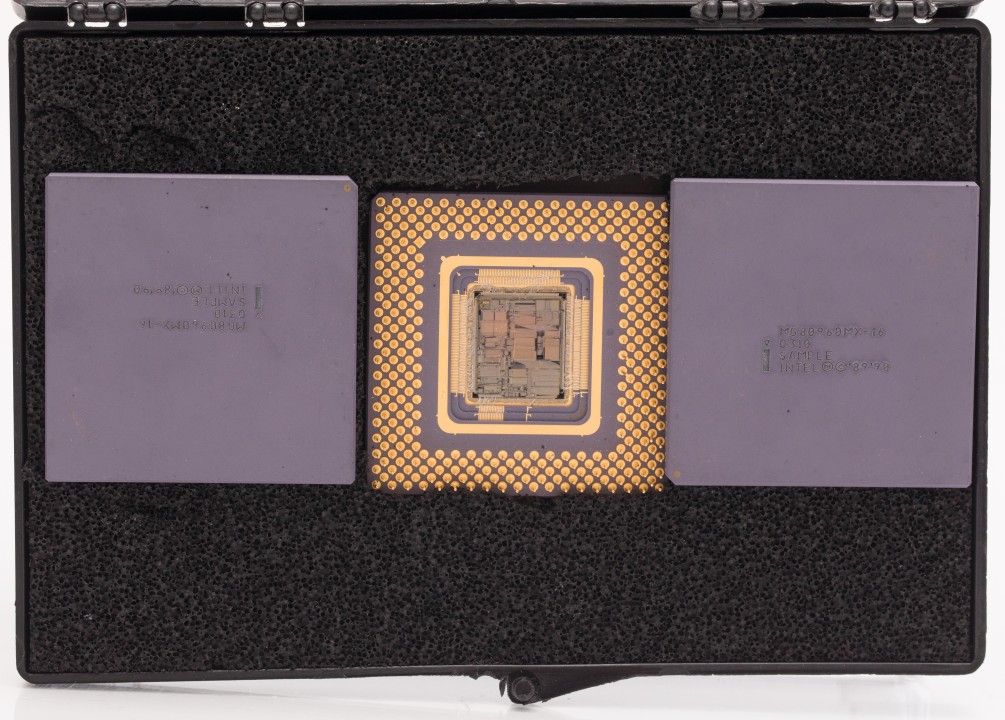 The i960 used a 32-bit architecture distinct from Intel's x86 series, which made it better-suited to some controller functions. 