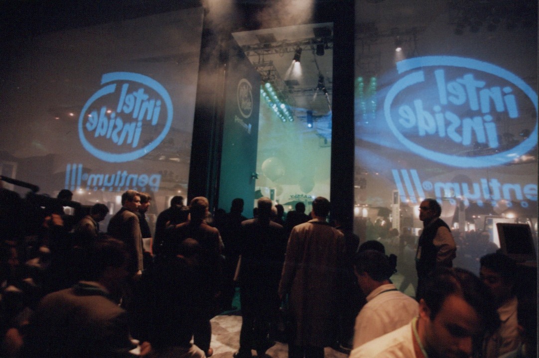 The introduction of Pentium III was a hotly anticipated affair, with tech journalists and industry figures lining up for a glimpse of the new chip's capabilities. 