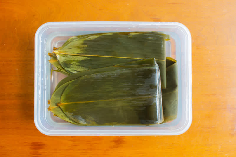 Soaking bamboo leaves