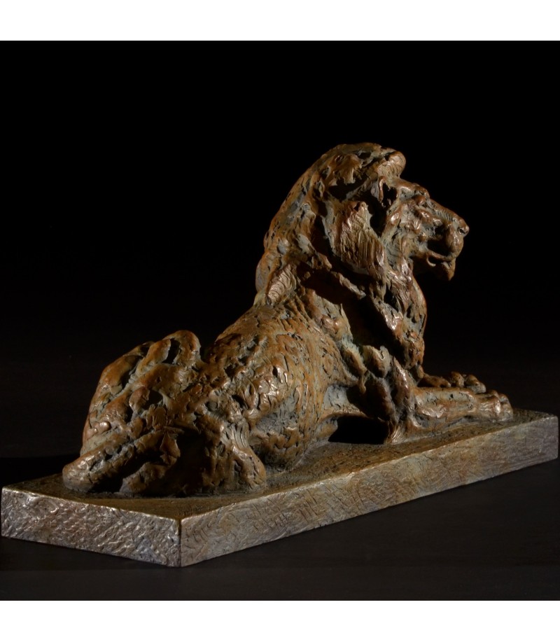 sculpture-bronze-lion-classic-with-a-twist-doellinger-3