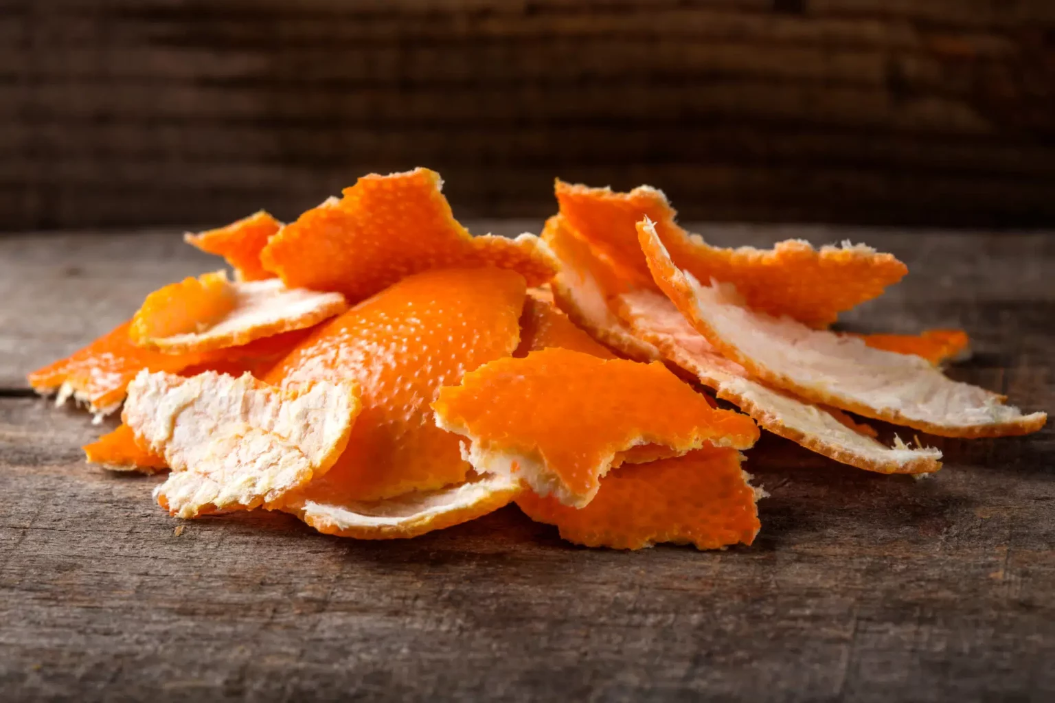 Fresh-orange-peels-on-woods