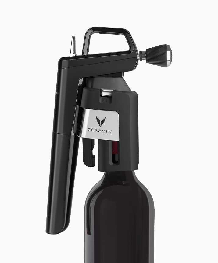 Photo du système de préservation du vin Coravin Model Six placé sur une bouteille de vin et sur lequel est inséré l’aérateur Coravin.