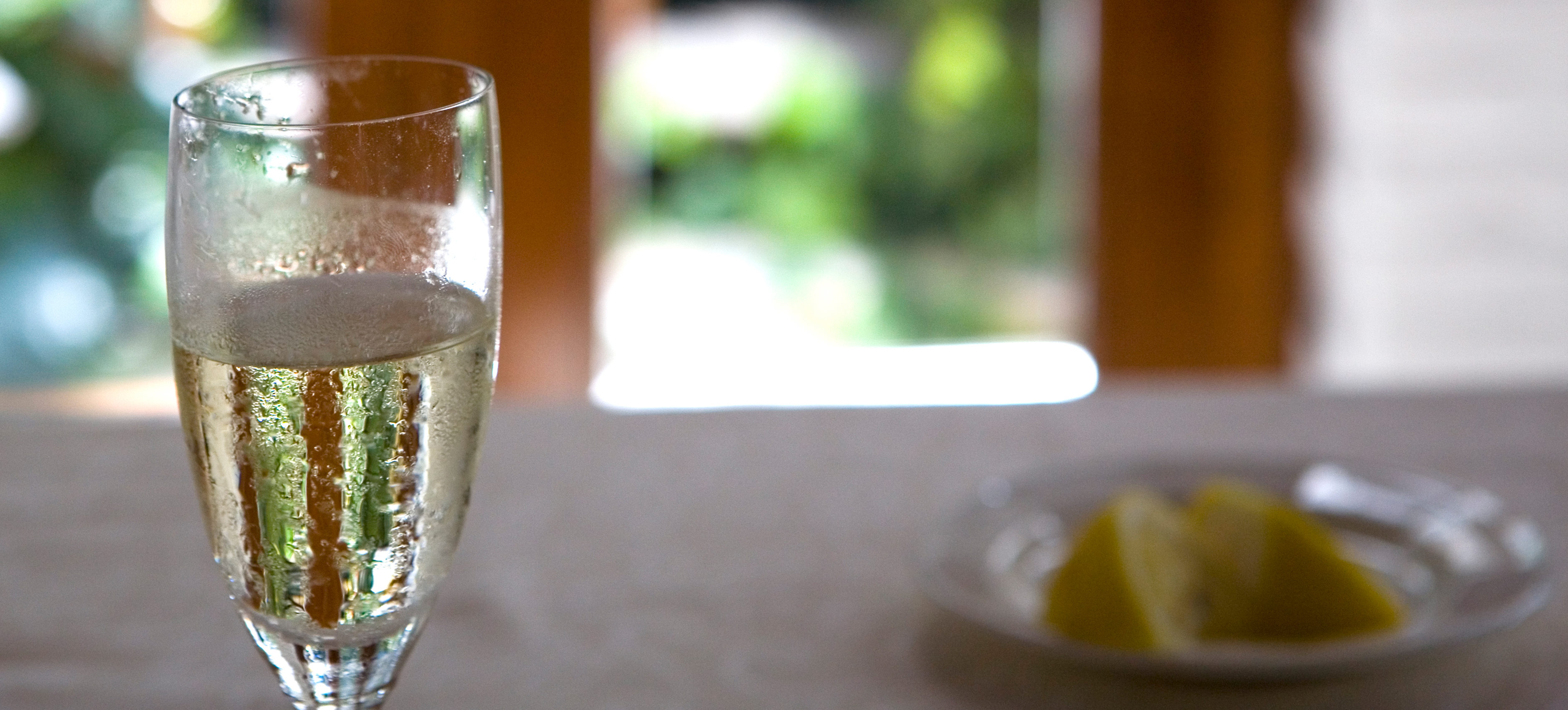 The Difference Between Sparkling Wine and Champagne 