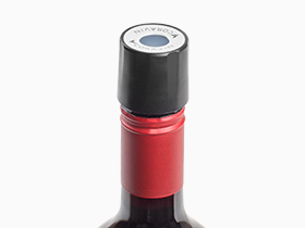 Close-up productafbeelding van de Coravin schroefdop op een wijnfles.