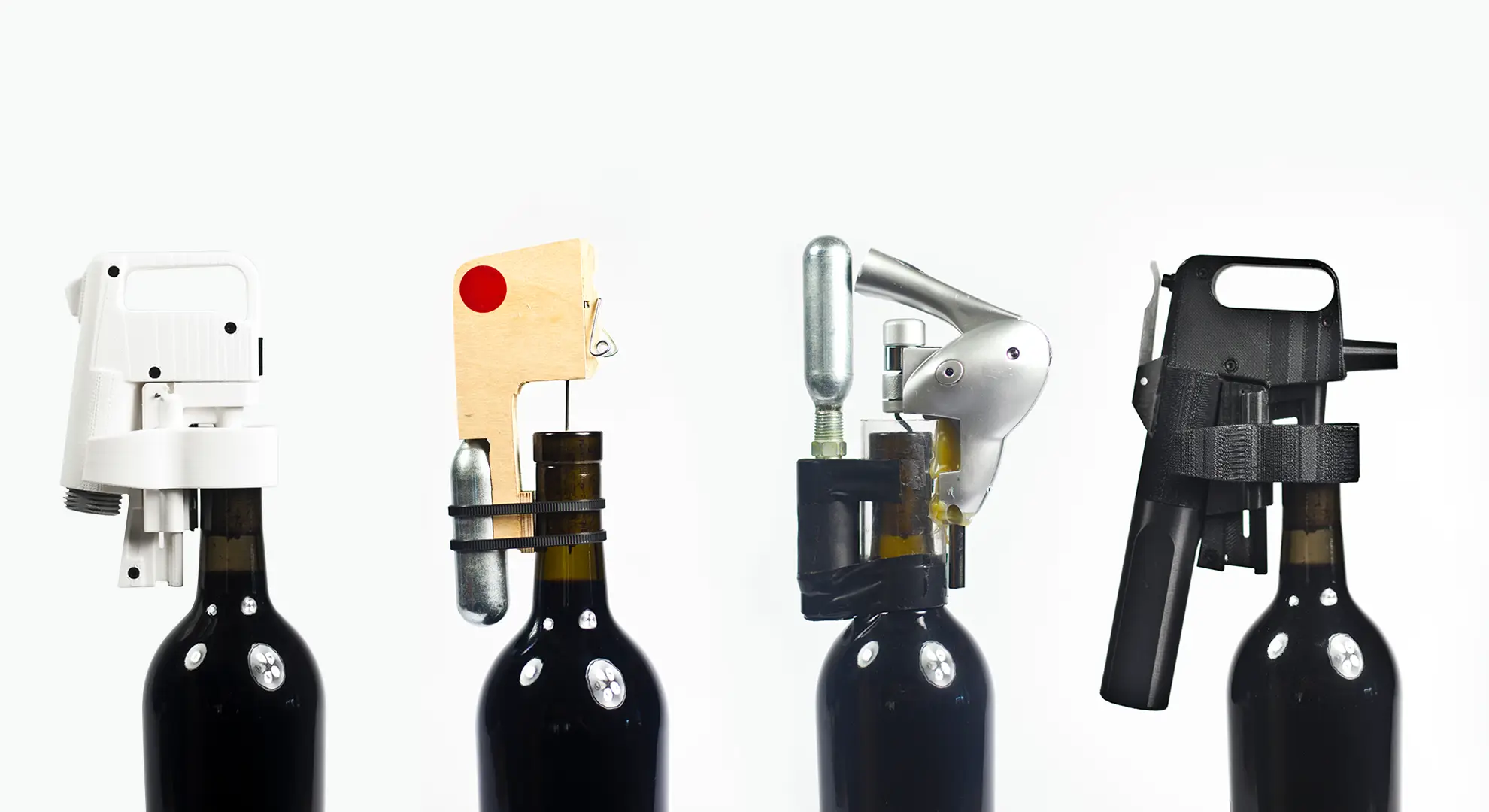 Meerdere prototypes van Coravin op wijnflessen.
