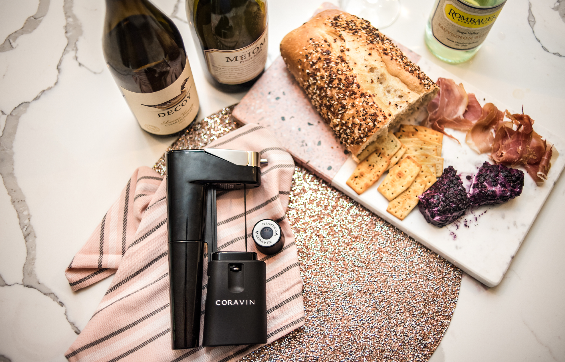 Despliegue de vinos y embutido en una mesa con un sistema Coravin Model Eleven y un tapón de rosca Coravin.