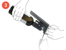 Handen die wijn schenken met het Coravin-wijnbewaarsysteem, met een bel waarin wordt getoond het systeem niet vast te houden aan de capsulehouder
