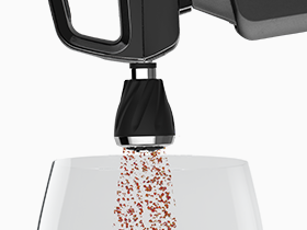 Close-up van rode wijn die in een glas wordt geschonken met de Coravin Aerator.
