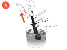 Ilustración que muestra dos manos sumergiendo la herramienta de desobstrucción Model Eleven en un vaso de agua y tirando del émbolo hacia arriba

