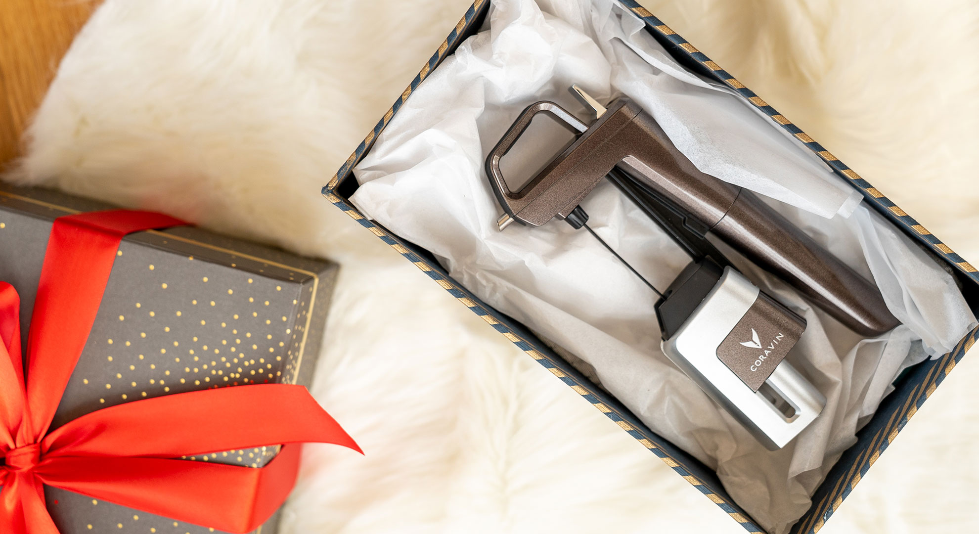 El sistema de preservación de vino Edición Limitada Mica de Coravin en una caja de regalo navideña