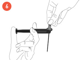 Cómo insertar completamente la aguja Model Eleven en la herramienta de desobstrucción de agujas Model Eleven y presionar el émbolo con el pulgar
