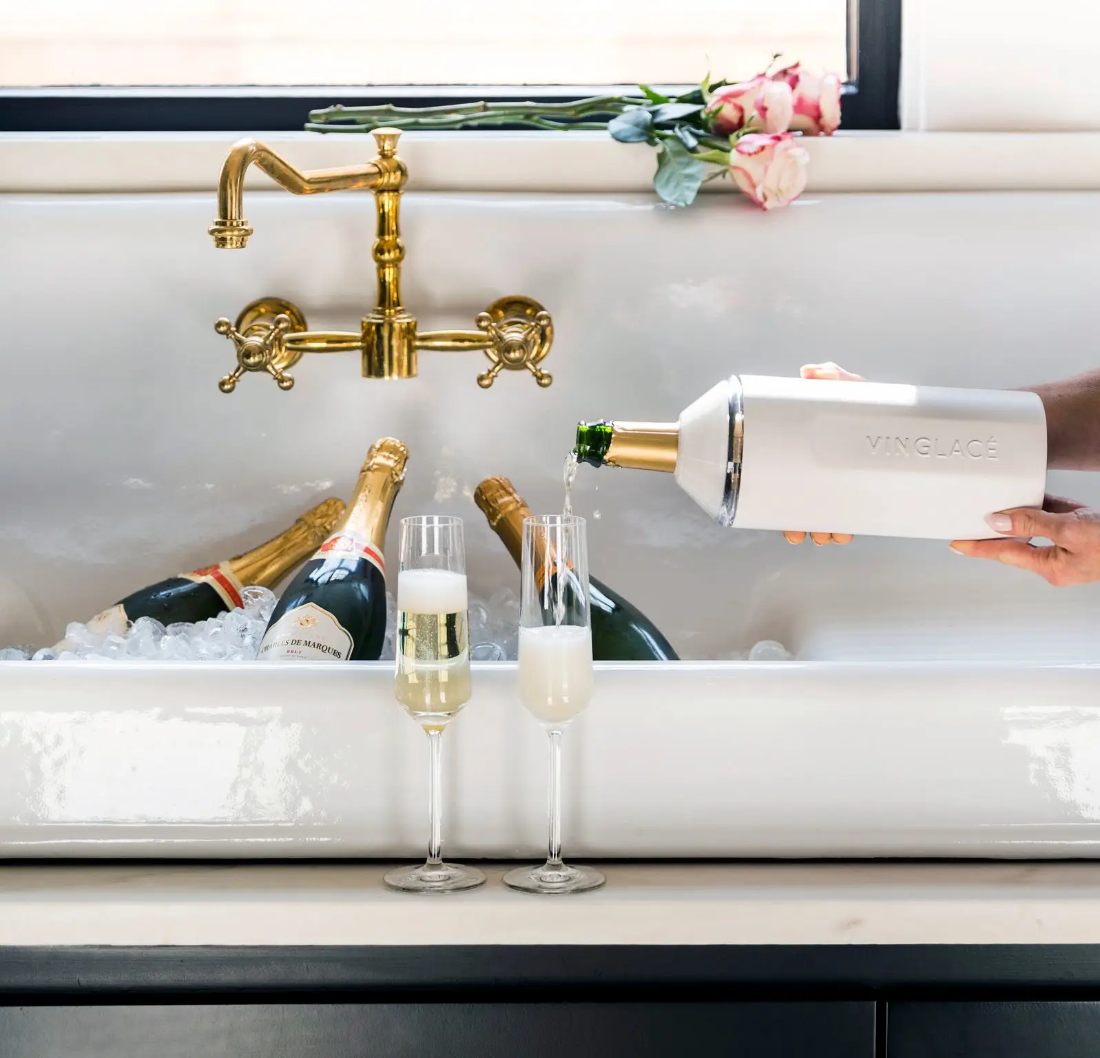 We created the Vinglacé line of products so that beverages of all types could be enjoyed at the proper temperature, without any metallic
taste or smell. Whether it's wine or champagne, coffee or tea, sparkling water or soda,
nobody likes the taste of metal.