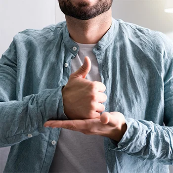 Một người đang dùng ngôn ngữ ký hiệu