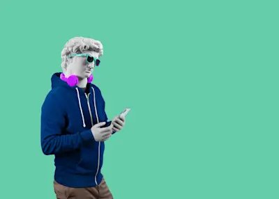 Estatua clásica con buzo y auriculares compara billeteras virtuales en el celular