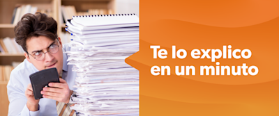 Hombre consternado mirando pila de papeles