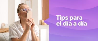 Joven besa su teléfono celular, parece agradecida. Ganó con la TNA de Naranja X.