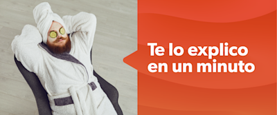 Hombre relajado en un spa con máscara facial y pepinillos en los ojos