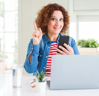 Señora con compu revisando comisiones de banco