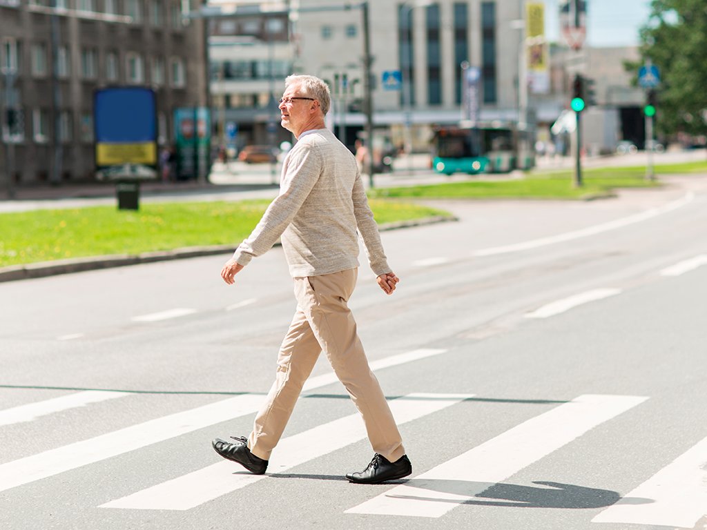 джейсон льюис путешественник. пешком по дороге. пешие прогулки. прогулка пешком. кристоф рехаге.