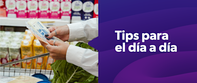 Mujer en el supermercado con billetes en la mano