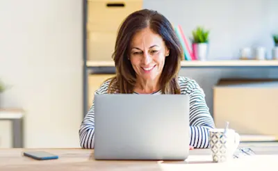 Mujer usando una notebook
