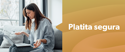 Mujer con cara de sorprendida mirando la computadora