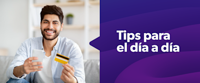 Joven tiene en su mano un teléfono y una tarjeta de crédito amarilla (parece ser Visa o Mastercard). Todo listo para agregarla a Google Pay. 