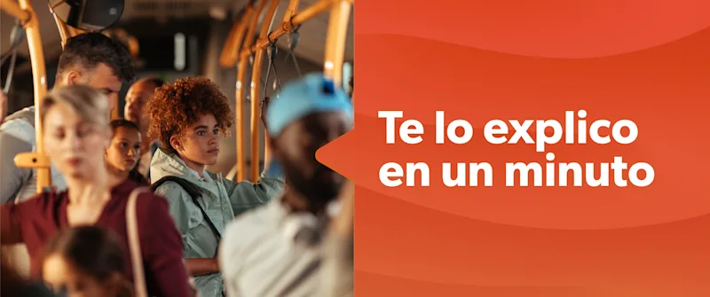 Mujer viajando en colectivo.