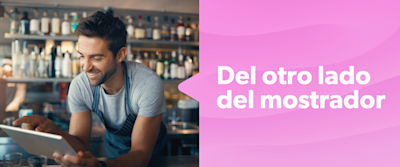 Hombre trabajndo en un negocio con una tablet en la mano