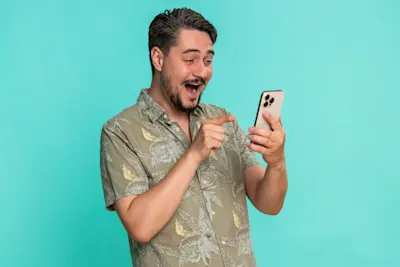 Hombre sorprendido mira en el celular lo que rinde su Cuenta Remunerada