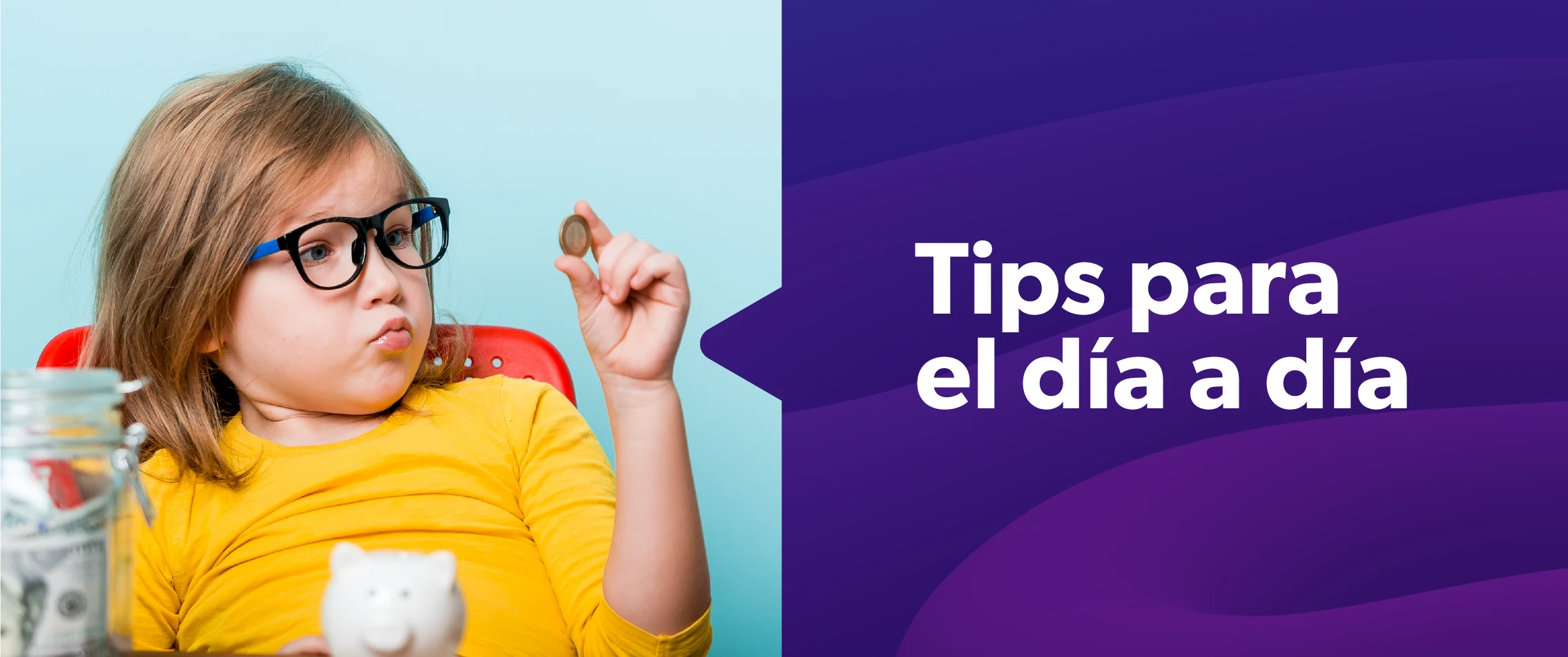 Niña mirando monedas con cara de atención