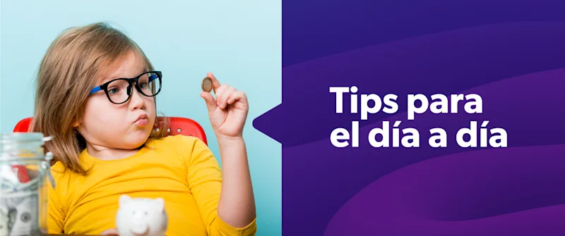 Niña mirando monedas con cara de atención