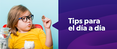 Niña mirando monedas con cara de atención