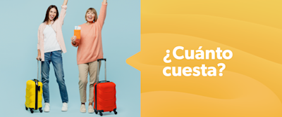 Una mujer de unos 65 años y otra de unos 35 están listas para salir de viaje. Tienen valijas carry on y se muestran felices. 