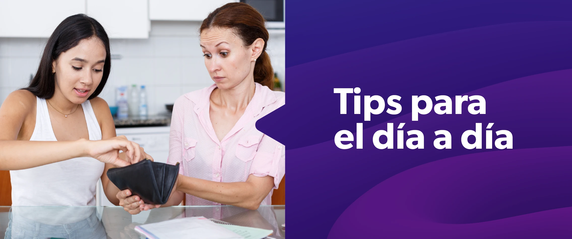Dos mujeres con una billetera en el medio donde una le da plata a otra