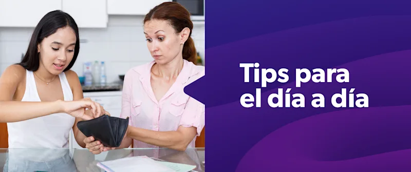 Dos mujeres con una billetera en el medio donde una le da plata a otra