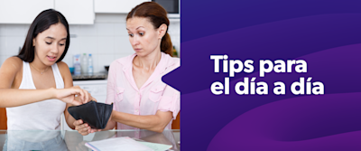 Dos mujeres con una billetera en el medio donde una le da plata a otra