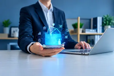 Hombre de traje sostiene un celular con una billetera virtual y candados de seguridad
