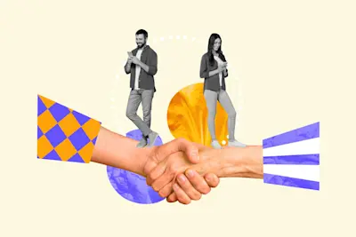Collage de un apretón de manos con dos personas que usan el celular