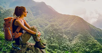 Mujer mochilera mirando paisaje