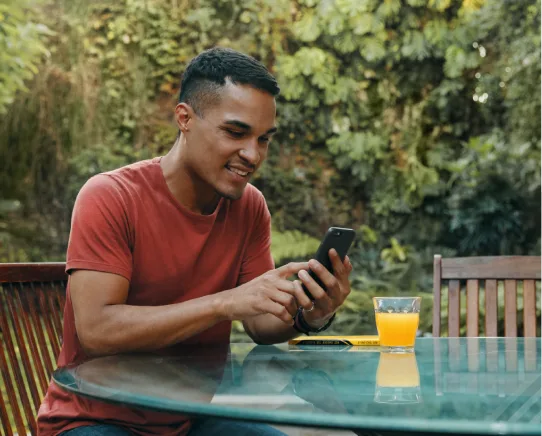 Hombre usando su teléfono celular al aire libre.