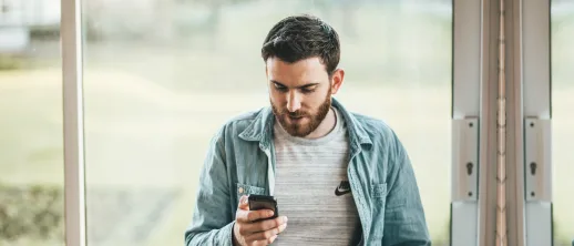 Hombre con celular en la mano