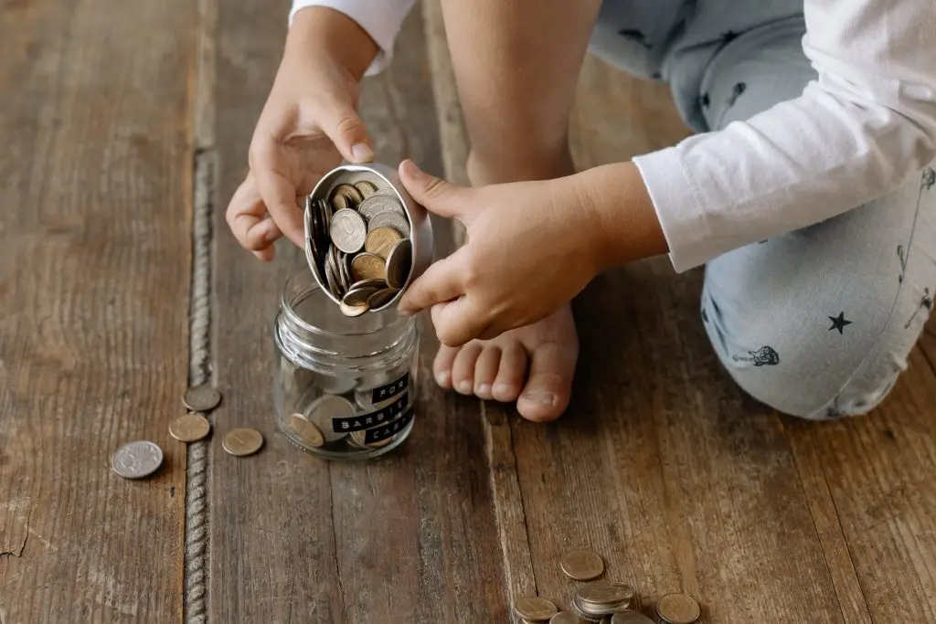 Cómo y cuándo hablar de plata con niños y niñas