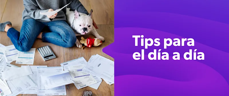 Mujer mirando sus cuentas y deudas