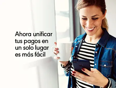 Ahora unificar tus pagos en un solo lugar es más fácil - Imagen de mujer viendo un celular